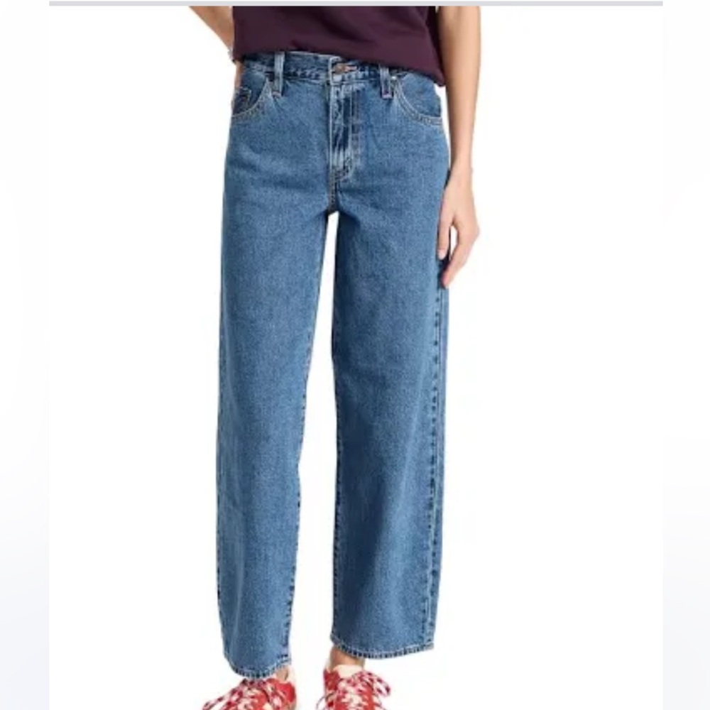 Woman’s “baggy dad” LEVIS jeans